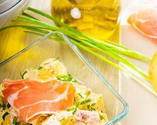 Салат из прошутто и дыни с дынным винегретом по-итальянски