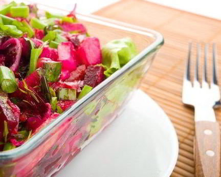 Салат из разноцветного радиккьо с печеной свеклой и апельсиновым винегретом