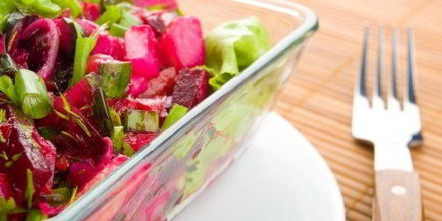 Рецепт салата из разноцветного радиккьо с печеной свеклой и апельсиновым винегретом