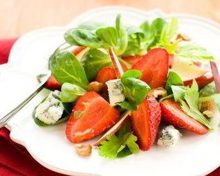 Салат из шпината, клубники и голубого сыра с малиновым винегретом