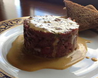 Тар-тар из говядины с заправкой винегрет из желтков