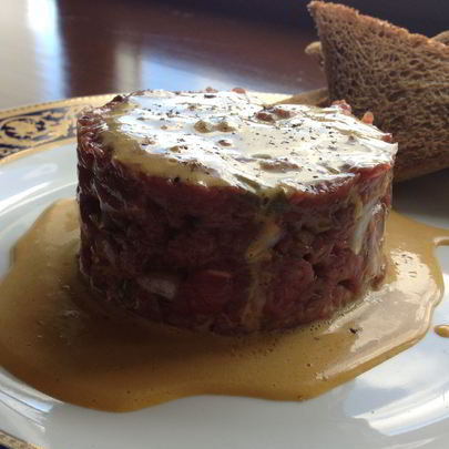 Тар-тар из говядины с заправкой винегрет из желтков