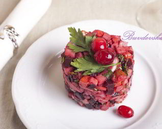 Винегрет из запеченных овощей с копченой курицей