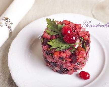 Винегрет из запеченных овощей с копченой курицей