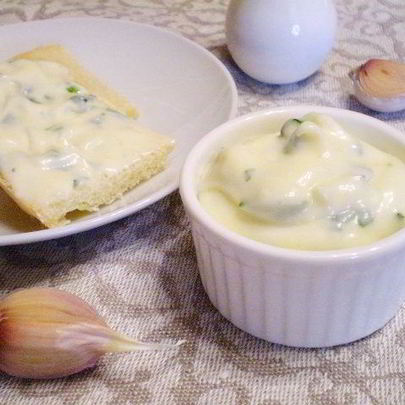 Домашний майонез на курином яйце с чесноком и зеленью