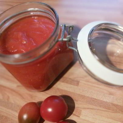 Домашний томатно-яблочный кетчуп со свежими пряными травами