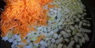 сметанный соус с морковкой и луком