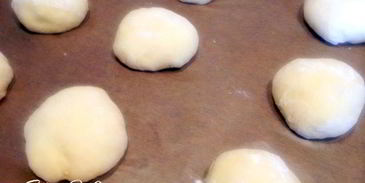 булочки с соусом песто