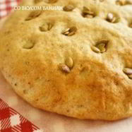 Рецепт Фокаччи с соусом песто и тыквенными семечками