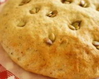 Фокачча с соусом песто и тыквенными семечками