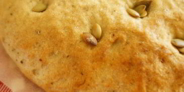 фокачча с соусом песто и тыквенными семечками