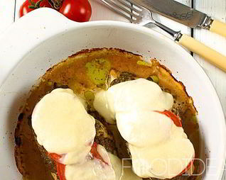 Куриная грудка с соусом песто, помидорами и моцареллой