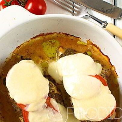 Куриная грудка с соусом песто, помидорами и моцареллой