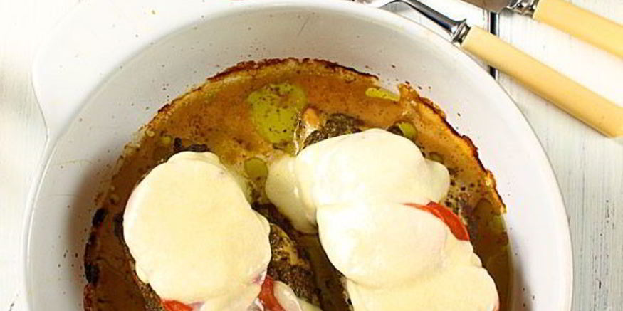 Рецепт куриной грудки с соусом песто, помидорами и моцареллой