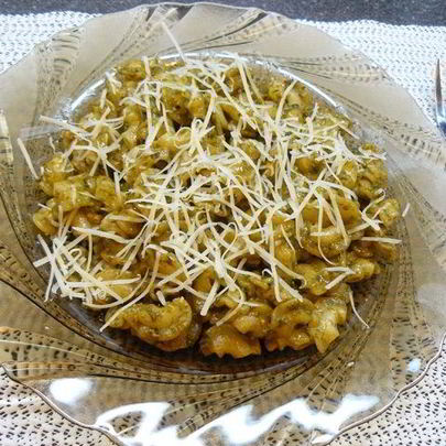 Макароны с соусом песто