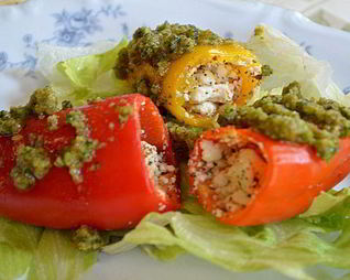 Мини-перцы с соусом песто