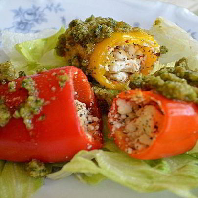 Мини-перцы с соусом песто