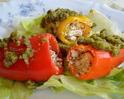 Мини-перцы с соусом песто