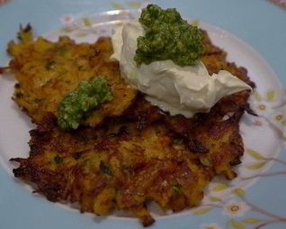 Оладьи из сладкого картофеля с соусом песто