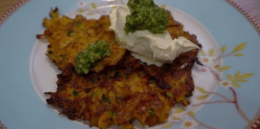 Рецепт оладий из сладкого картофеля с соусом песто