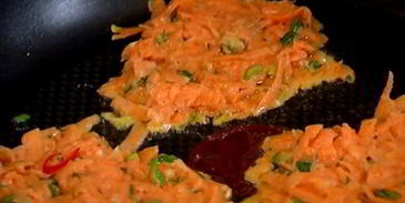 оладьи из сладкого картофеля с соусом песто