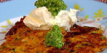 оладьи из сладкого картофеля с соусом песто