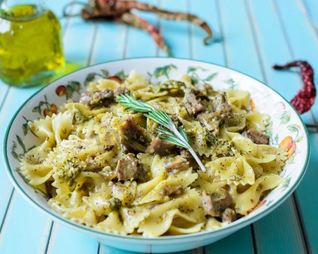 Паста с соусом песто и курицей