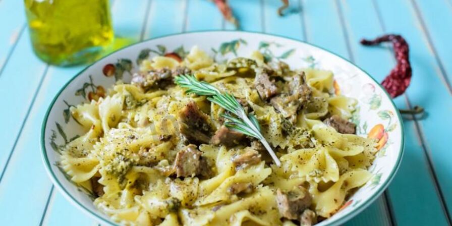 Паста с соусом песто и курицей