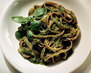 Паста с соусом песто из рукколы и грецких орехов