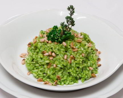 Ризотто с соусом песто и кедровыми орешками