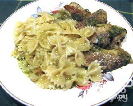 Рыба под соусом песто в горшочках