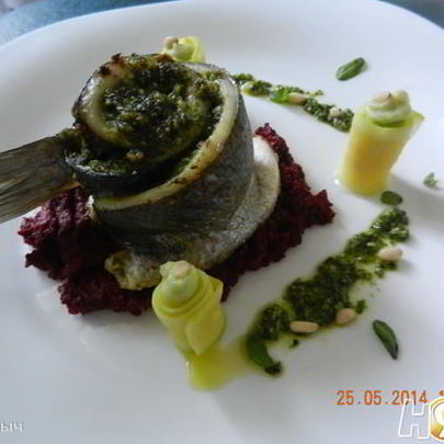 Сибас, запеченый с соусом песто