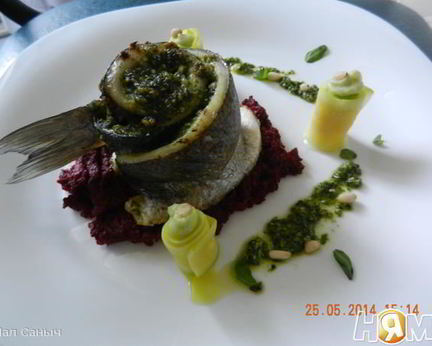 Сибас, запеченый с соусом песто