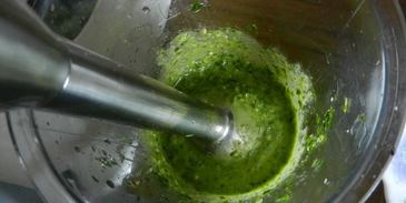 сибас, запеченый с соусом песто