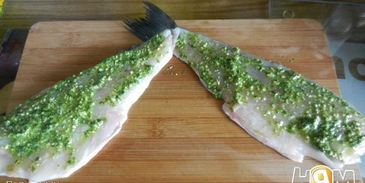 сибас, запеченый с соусом песто