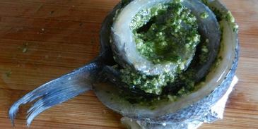 сибас, запеченый с соусом песто