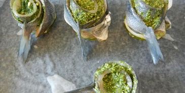 сибас, запеченый с соусом песто