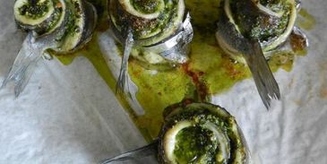 сибас, запеченый с соусом песто