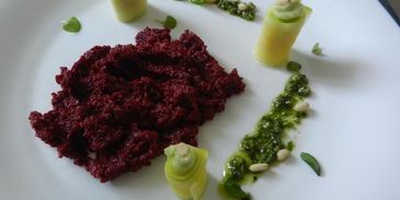 сибас, запеченый с соусом песто