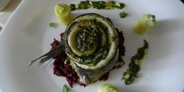 сибас, запеченый с соусом песто