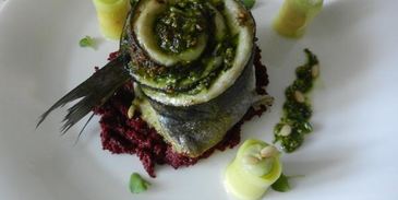 сибас, запеченый с соусом песто