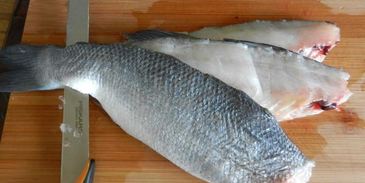 сибас, запеченый с соусом песто