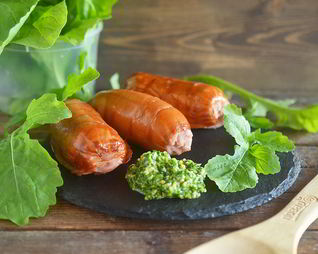 Сосиски-гриль с соусом песто из руколлы