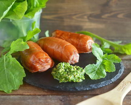 Сосиски-гриль с соусом песто из руколлы
