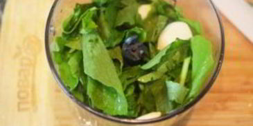 сосиски-гриль с соусом песто из руколлы