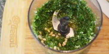 сосиски-гриль с соусом песто из руколлы