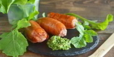 сосиски-гриль с соусом песто из руколлы