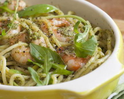 Спагетти с соусом песто и королевскими креветками