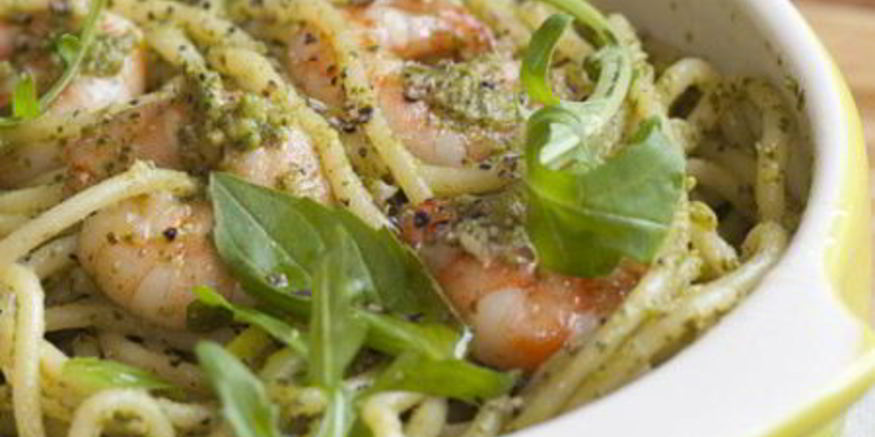 Рецепт спагетти с соусом песто и королевскими креветками