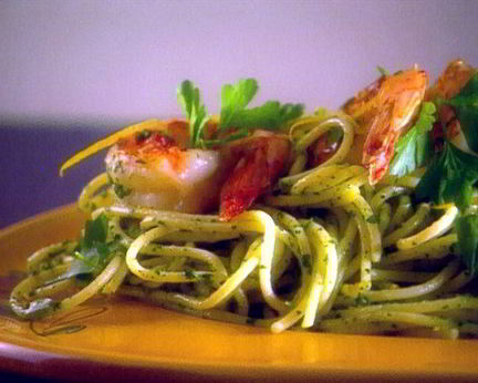 Спагетти с соусом песто из рукколы и королевскими креветками